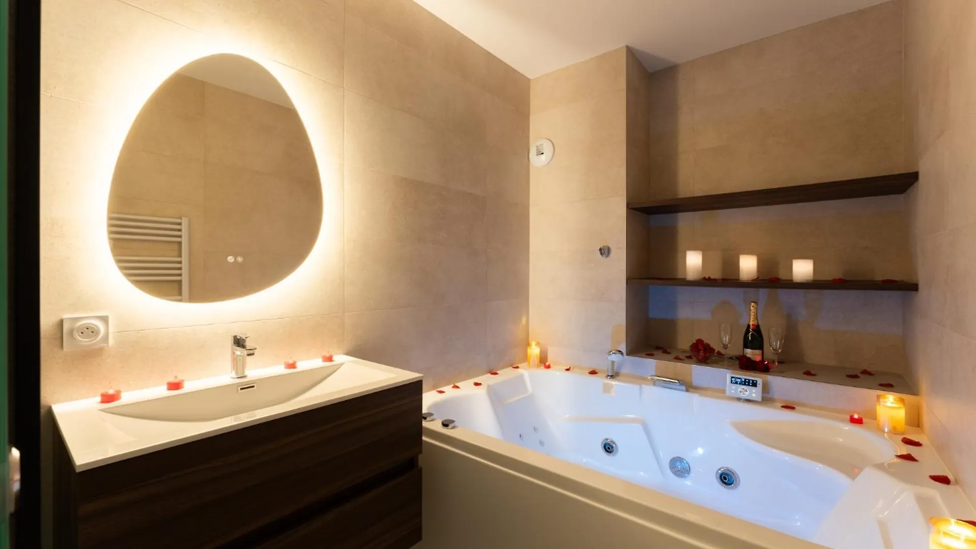L'Escapade Indigo - Balneo - Sauna Apartment